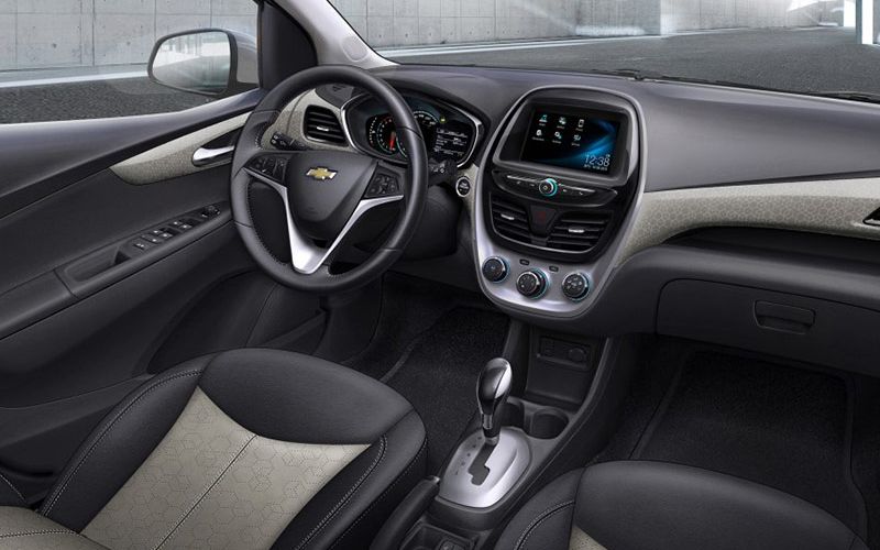 Chevrolet Spark 2010 cũ có không gian nội thất rộng rãi