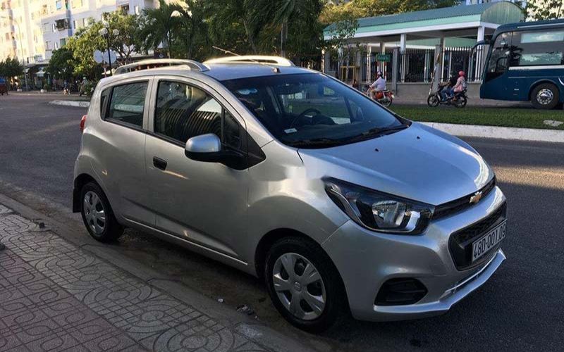 Đầu xe Chevrolet Spark 2011 nổi bật với lưới tản nhiệt kép hình tổ ong logo Chevrolet