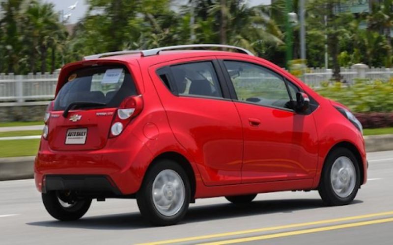 Đuôi xe của Chevrolet Spark 2011 được thiết kế vuông vắn