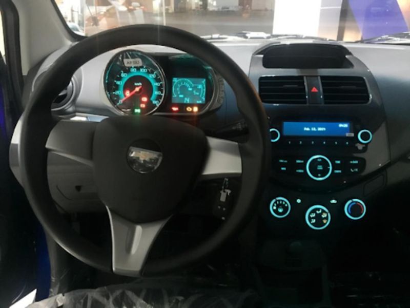 Khoang lái thực dụng, tối giản của Chevrolet Spark 2012 