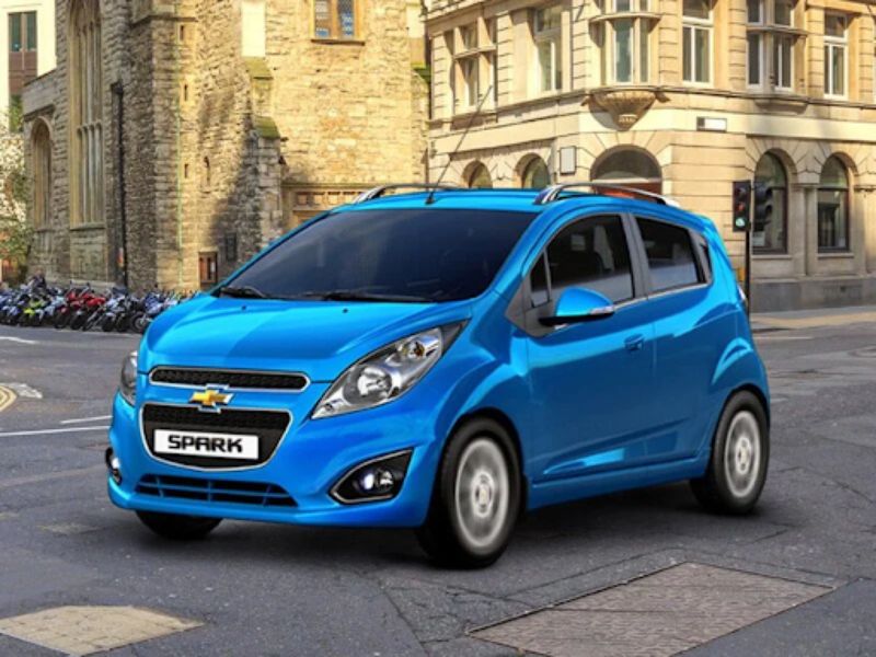 Thân xe Chevrolet Spark 2012 cũ với những đường gân dập nổi