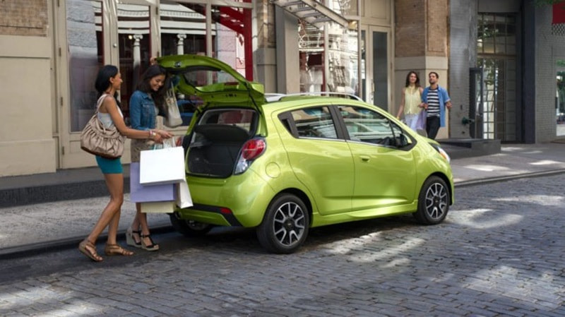 Đuôi xe Chevrolet Spark 2013 cũ có thiết kế vuông vức và khỏe khoắn