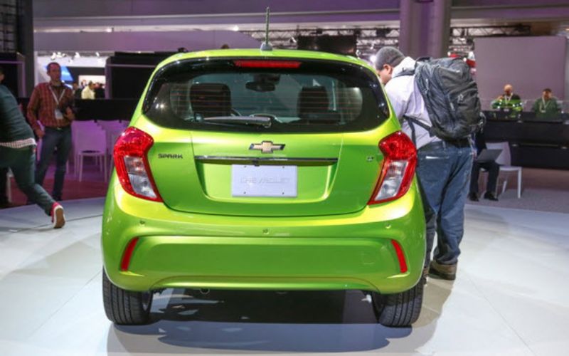 Đuôi xe Chevrolet Spark 2017 tinh giản và hiện đại hơn với bản tiền nhiệm 