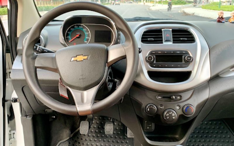 Bảng táp-lô Chevrolet Spark 2018 được thiết kế với đường nét mềm mại