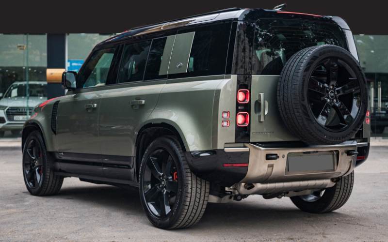 Đuôi xe Land Rover Defender 110 X 2024 mạnh mẽ, sắc bén