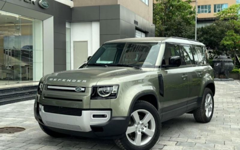 Thân xe Defender 2021 được thiết kế với phần nhô trước và sau tối thiểu