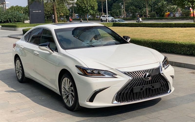 Phần đầu của ES 250 sang trọng và đẳng cấp với logo Lexus nổi bật