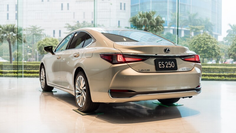 Phần đuôi xe Lexus ES 250 nổi bật với cụm đèn hậu chữ L đặc trưng