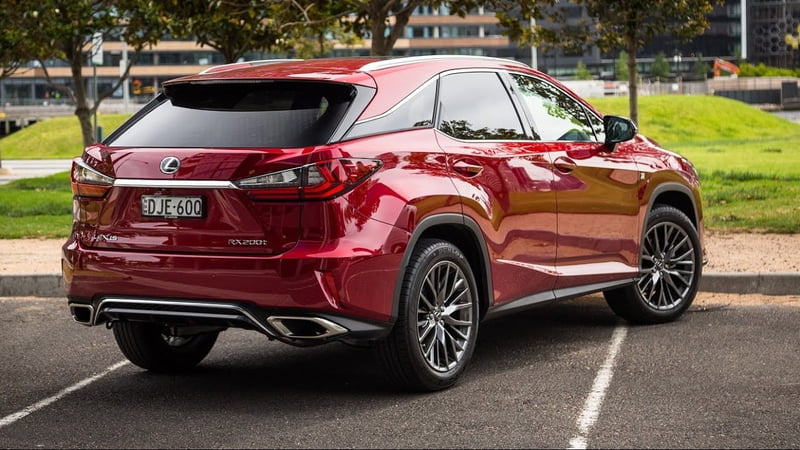 Phần đuôi xe Lexus RX200T nổi bật với cụm đèn hậu LED thanh mảnh hình chữ L