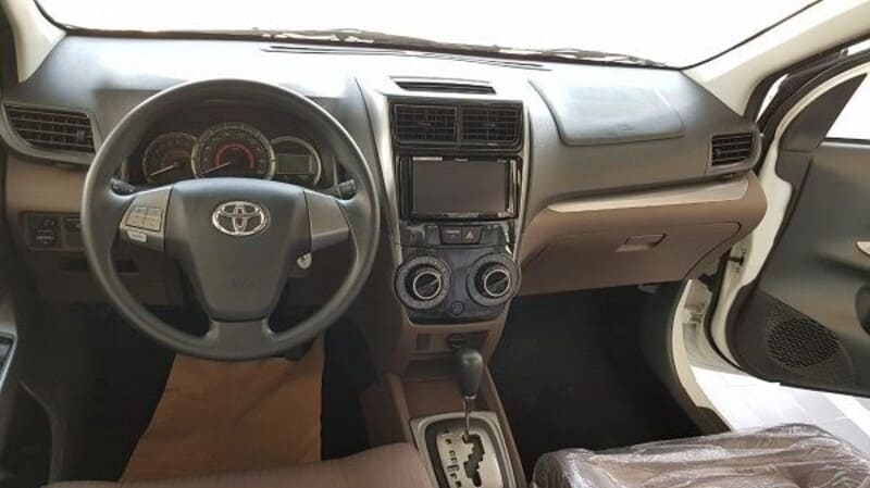 Khu vực lái của Toyota Avanza 2019 với vô lăng 3 chấu thiết kế đơn giản 