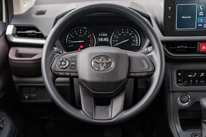 Avanza 2022 sở hữu vô lăng 3 chấu tích hợp phím bấm chức năng và bọc da