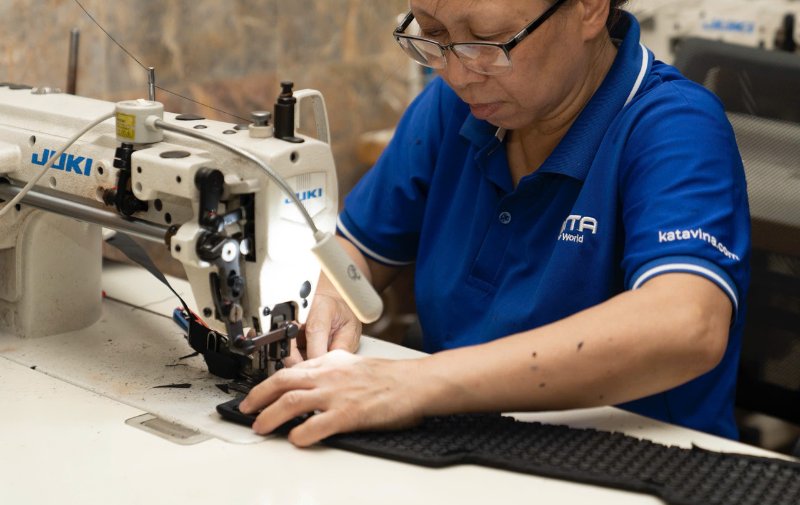 May viền và logo Vinfast theo yêu cầu