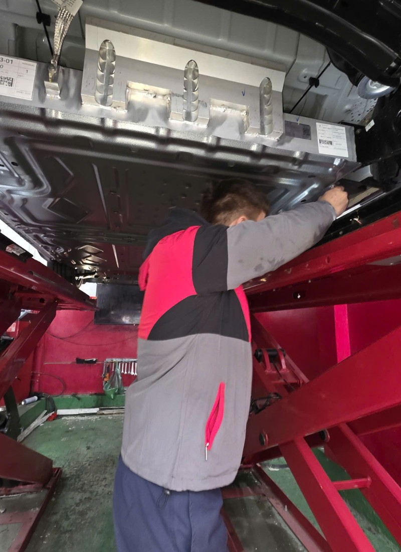 Lắp giáp bảo vệ pin ở Thi Lốp Minh Khai