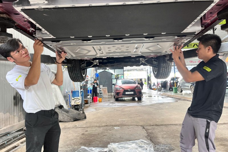 Ốp bảo vệ pin được lắp đặt theo quy trình bài bản