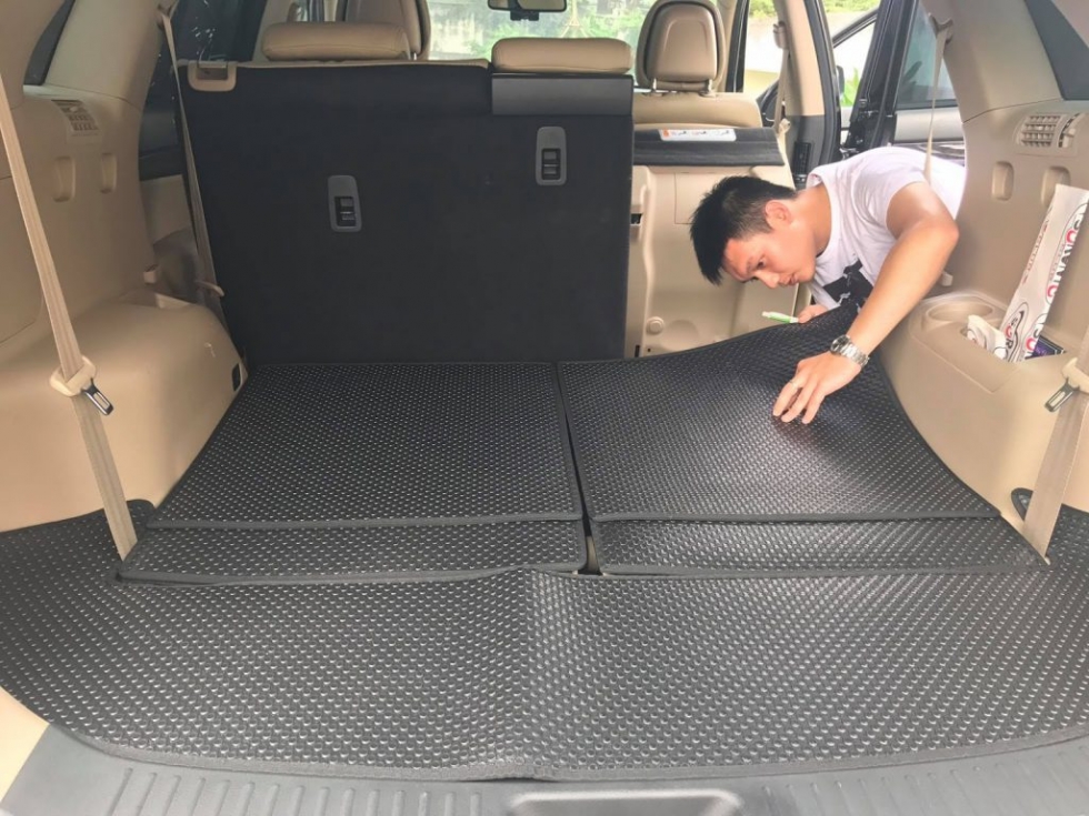 lắp tuần tự thảm lên vị trí ghế lái, ghế phụ, ghế hàng 2 và cốp xe ô tô i10