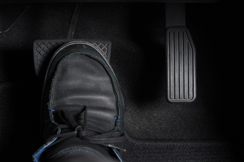 Chân ga xuống cấp do thiếu bảo dưỡng