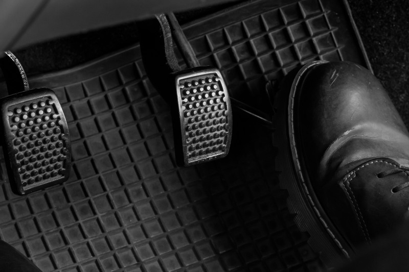 Việc xử lí ô tô bị kẹt chân ga đòi hỏi sự thận trọng và hiểu biết của lái xe