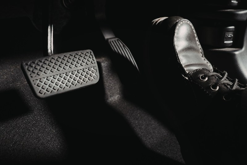 Có một số dấu hiệu đặc trưng giúp bạn nhận biết bị kẹt chân ga ô tô