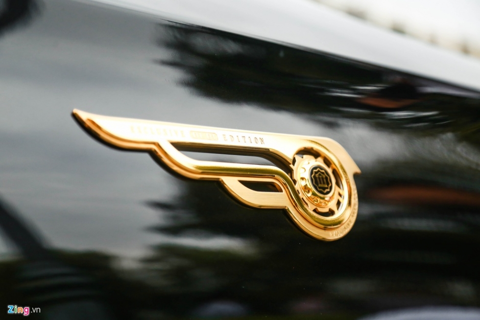 kham-pha-chiec-xe-mercedes-ben-e-300amg-ma-vang-ding-kim-cuong-dat-nhat-2020