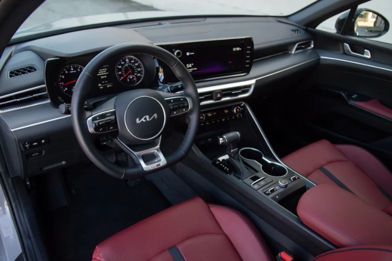 Kia K5 2022 được trang bị màn hình giải trí 