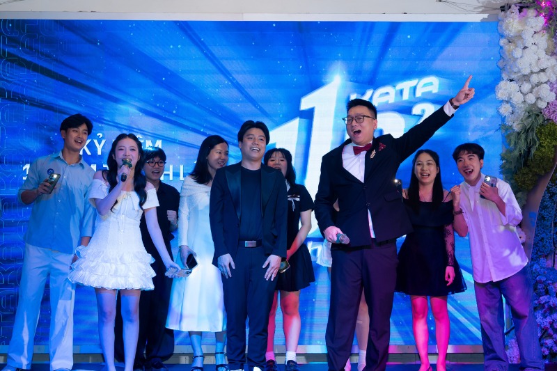 Team đạt giải nhì mang đến tiết mục sôi động