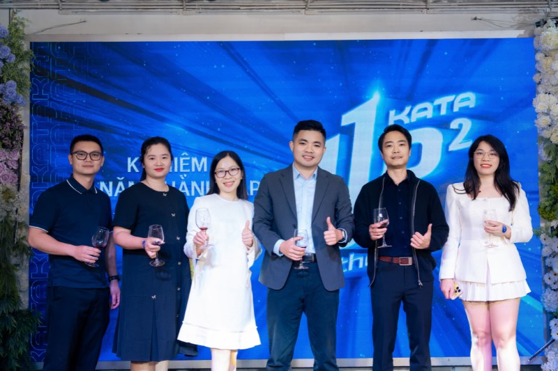 Ban lãnh đạo KATA nâng ly chúc mừng sinh nhật 