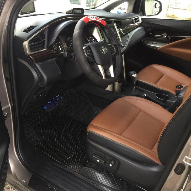 thảm lót sàn cao su trên xe inova 2017 của anh Hồng tại ghế lái, ghế phụ