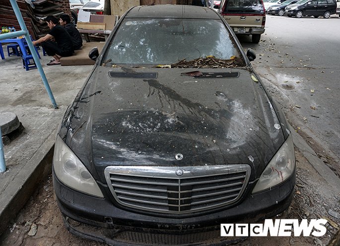 Chiếc xe sang của Mercedes-Benz bị bỏ hoang khoảng 3 năm nay tại khu đô thị Trung Hoà - Nhân Chính.
