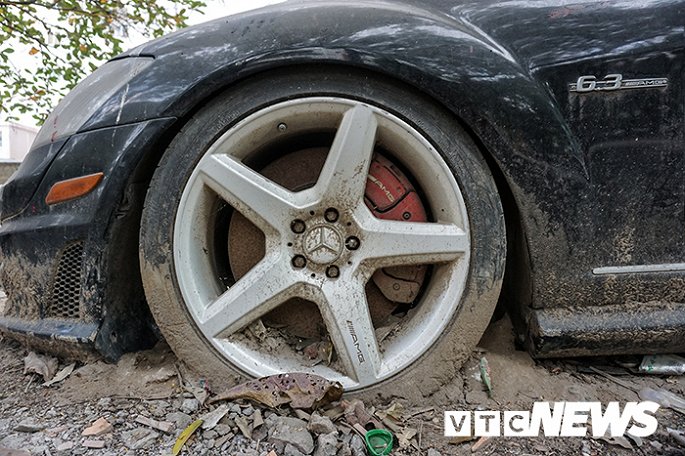 Do nằm đây đã lâu, đất cát đã phủ kín xe.