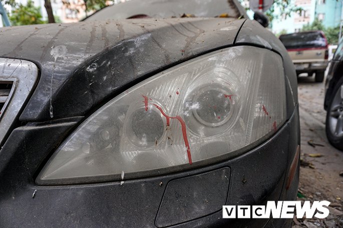 Cụm đèn trước sử dụng đèn Xenon cho cả đèn chiếu xa và chiếu gần.
