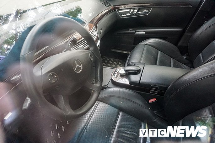 Phần nội thất bên trong xe vẫn còn tương đối nguyên vẹn.
