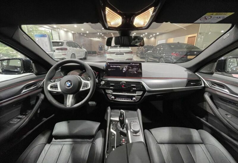 BMW 520i 2017 được trang bị nhiều tính năng tiện nghi cao cấp