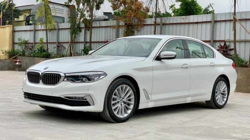 Chiếc BMW 530i màu trắng