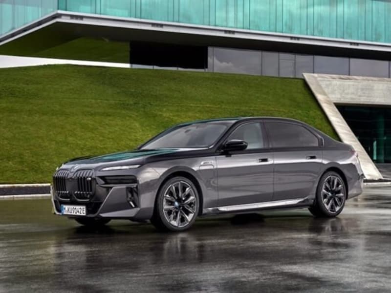 Thân xe BMW M750e với đường viền gân dập