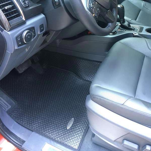 thảm lót sàn ô tô trên xe ford everest trên hàng ghế lái