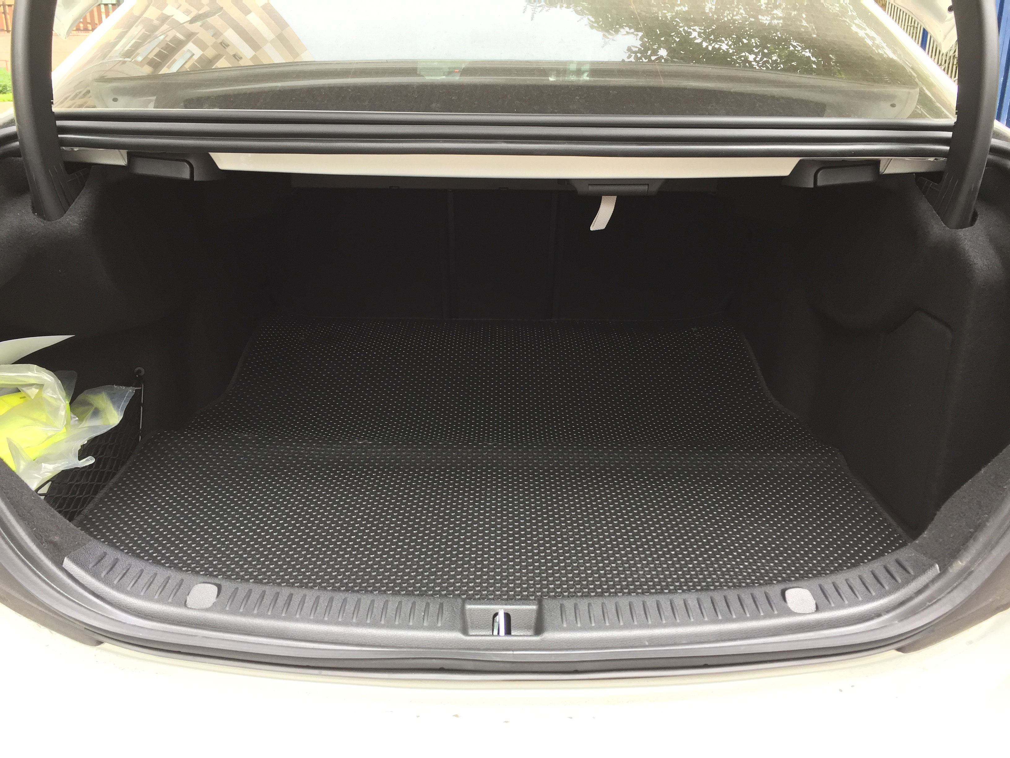 Tham-lot-san-oto-Mercedes E Class W213