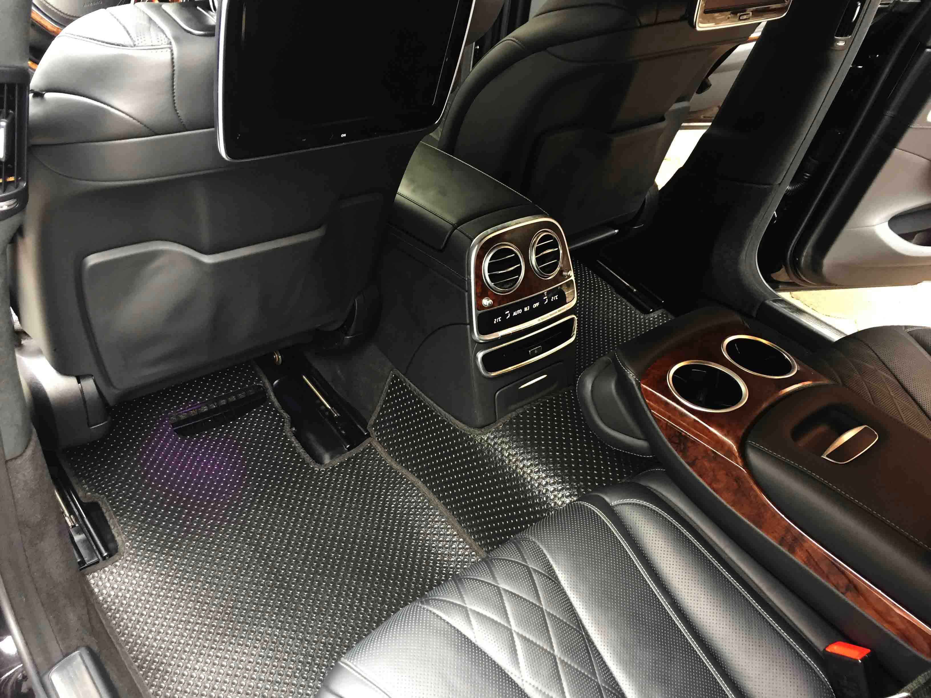 Tham-lot-san-oto-Mercedes S CLASS