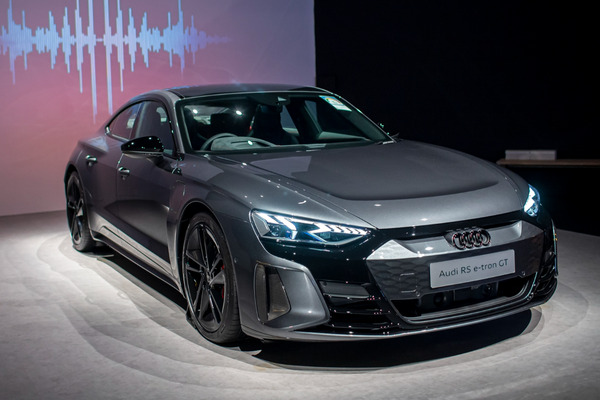Audi e-tron GT đem lại cảm giác lái mạnh mẽ nhưng vẫn giúp giảm thiểu tác động xấu tới môi trường