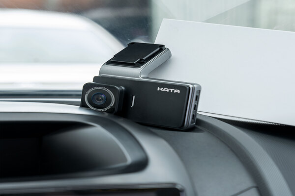 Thiết kế camera hành trình nhỏ gọn giúp hạn chế cản trở tầm nhìn tài xế