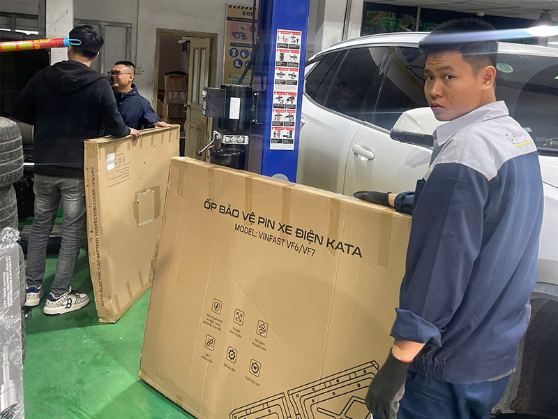 Chuẩn bị lắp tấm ốp pin KATA bảo vệ cho xe VF7 tại xưởng