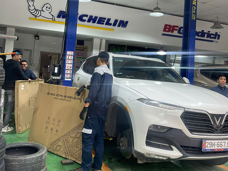 Lắp tấm ốp KATA bảo vệ pin cho chủ xe VF7