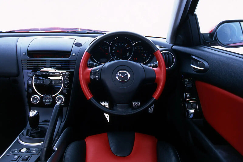 Nội thất Mazda RX-8 tinh tế và hiện đại