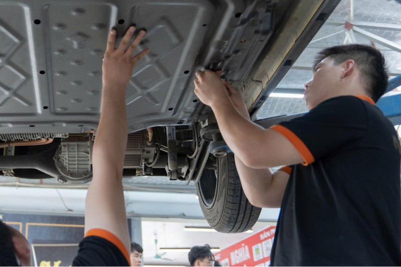 Hình ảnh kỹ thuật viên KATA trực tiếp lắp giáp bảo vệ pin cho VinFast VF5 tại xưởng