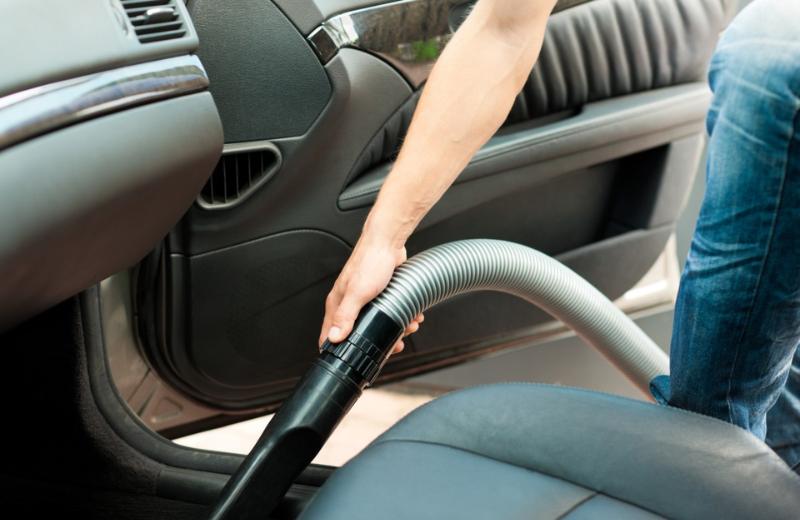 Thảm lót sàn ô tô kém chất lượng thường khó vệ sinh