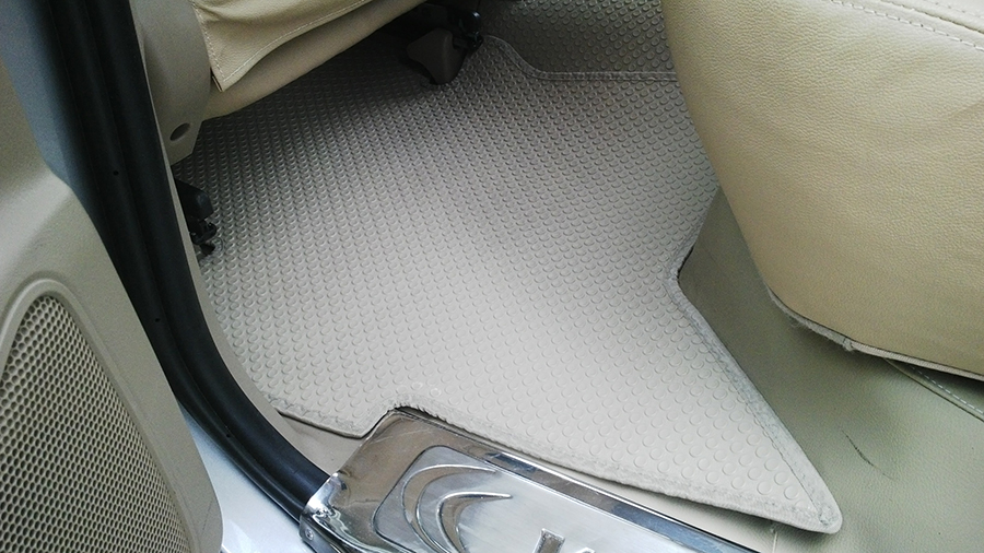 tham-lot-san-o-to-totoyota-hilux