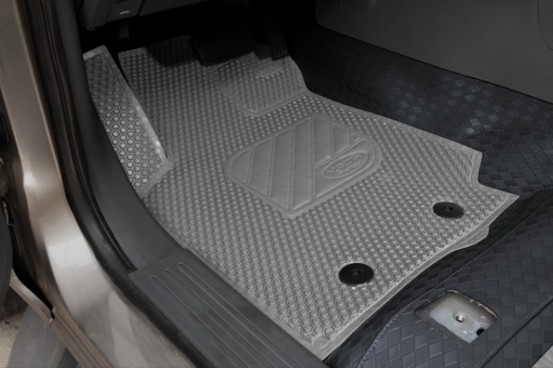 Trang bị thảm lót sàn ô tô cho xe hybrid