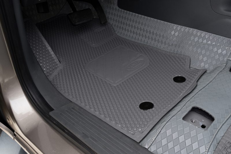 Trang bị thảm lót sàn ô tô cho Hyundai Kona