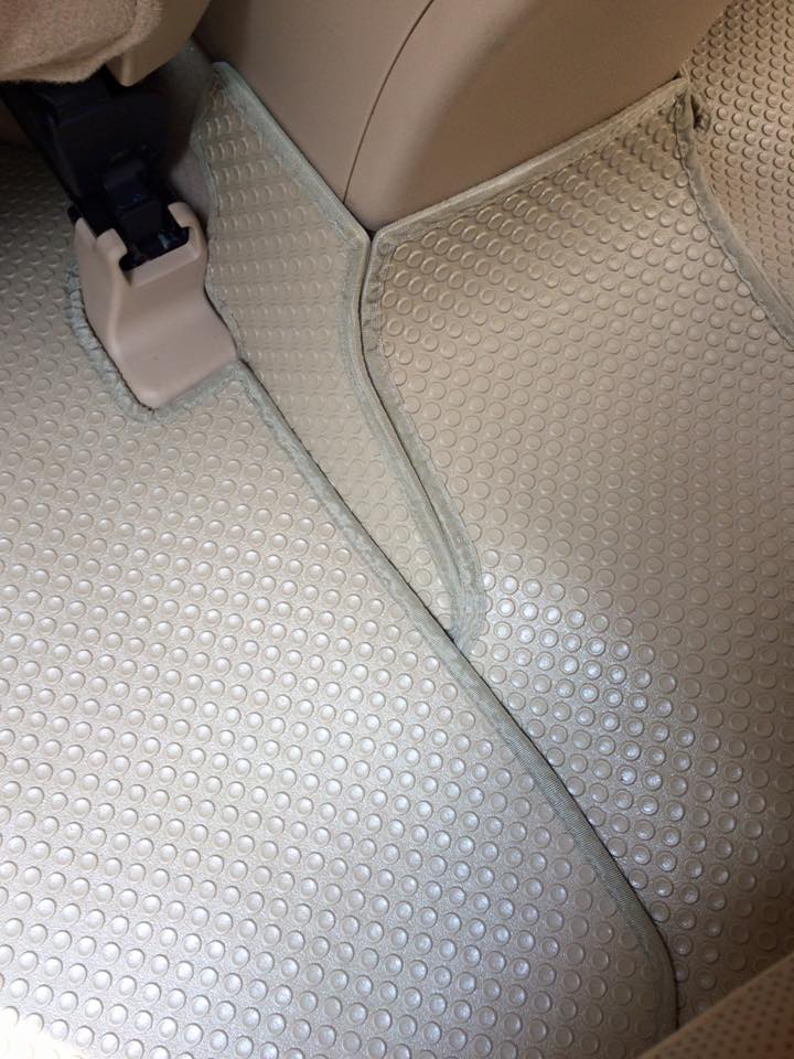 thảm lót sàn ô tô chống ồn bằng cao su trên xe inova