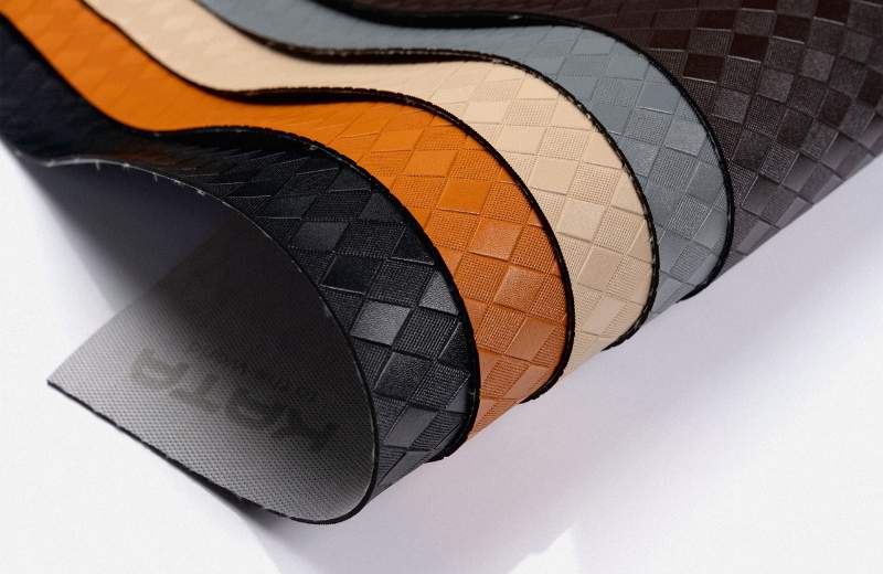 thảm có lớp đáy Knitted Backing, giúp tăng cường độ bám mà không cần keo dán