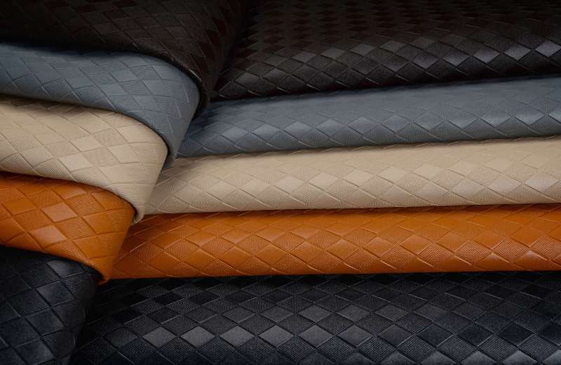 Lớp da PVC chống thấm nước kết hợp đế thảm chống trượt giúp bảo vệ sàn xe khỏi ẩm mốc